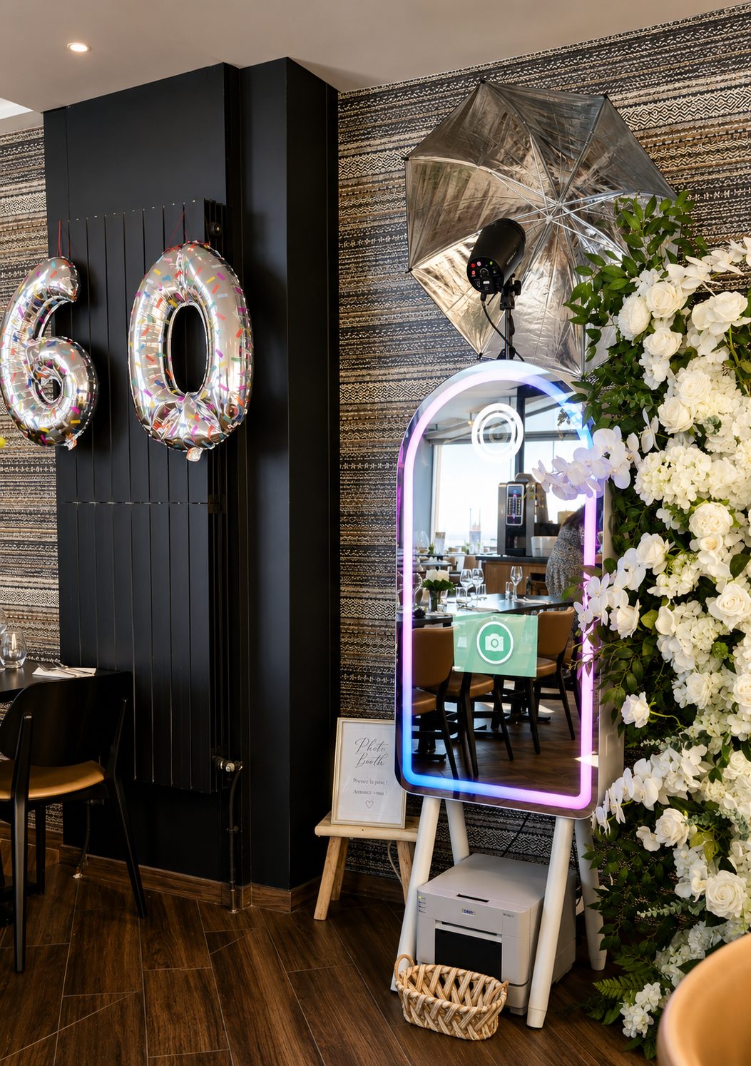 Photobooth miroir et mur fleuri pour un anniversaire
